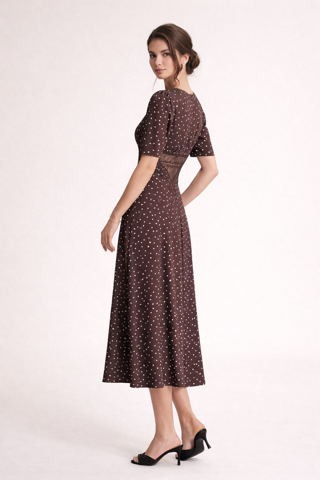 Zomerse dames midi-jurk met vrolijke stippenprint en V-hals, comfortabel en elegant voor elke gelegenheid.