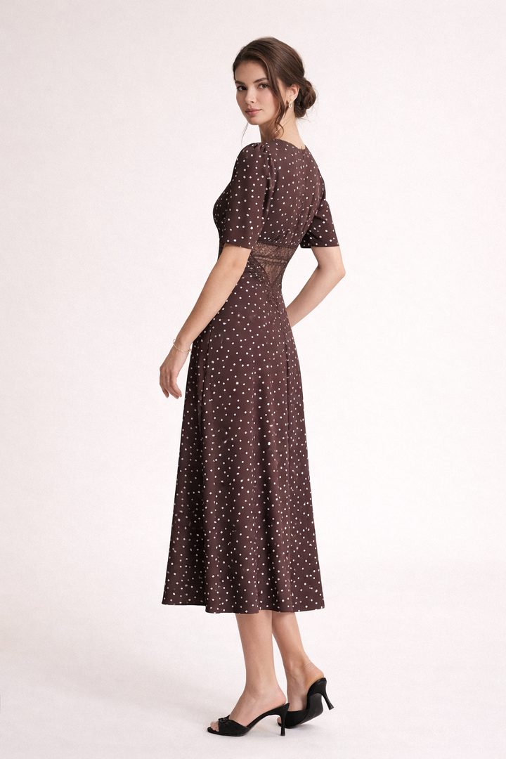 Zomerse dames midi-jurk met vrolijke stippenprint en V-hals, comfortabel en elegant voor elke gelegenheid.