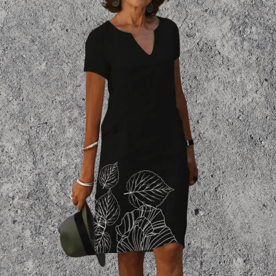 Luchtige zomerjurk voor dames. Midi lengte, V-hals en korte mouwen. Comfortabel en elegant.