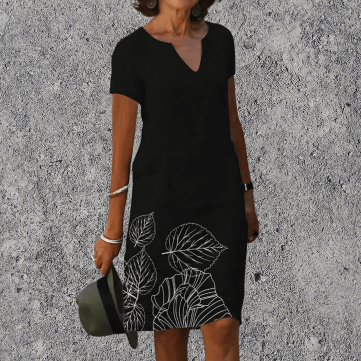 Luchtige zomerjurk voor dames. Midi lengte, V-hals en korte mouwen. Comfortabel en elegant.