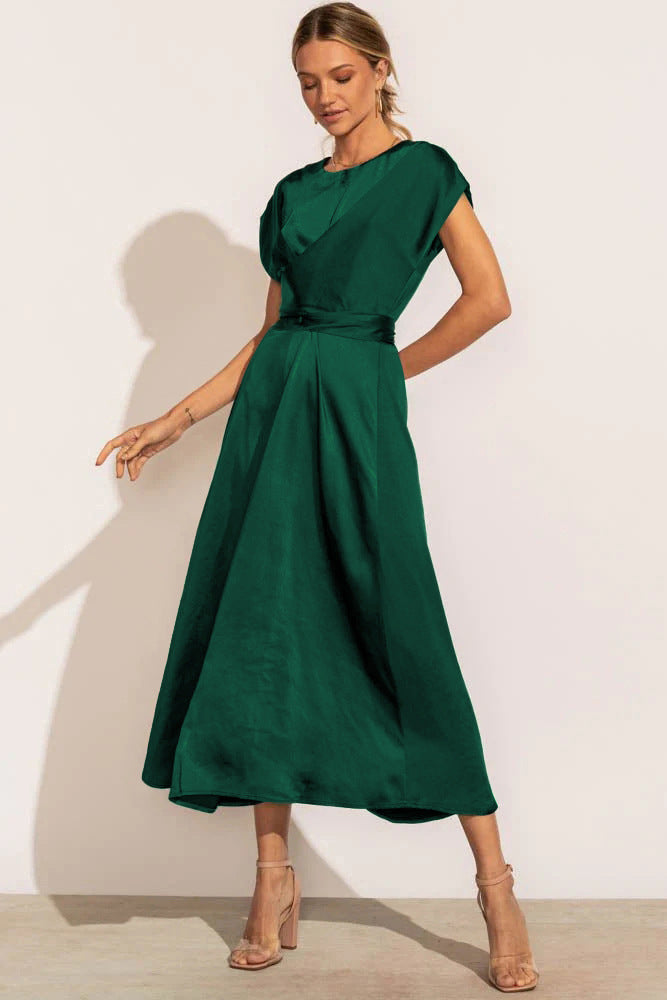 Luchtige dames zomerjurk, midi lengte, met elegante V-hals en tailleaccent voor een stijlvolle look.
