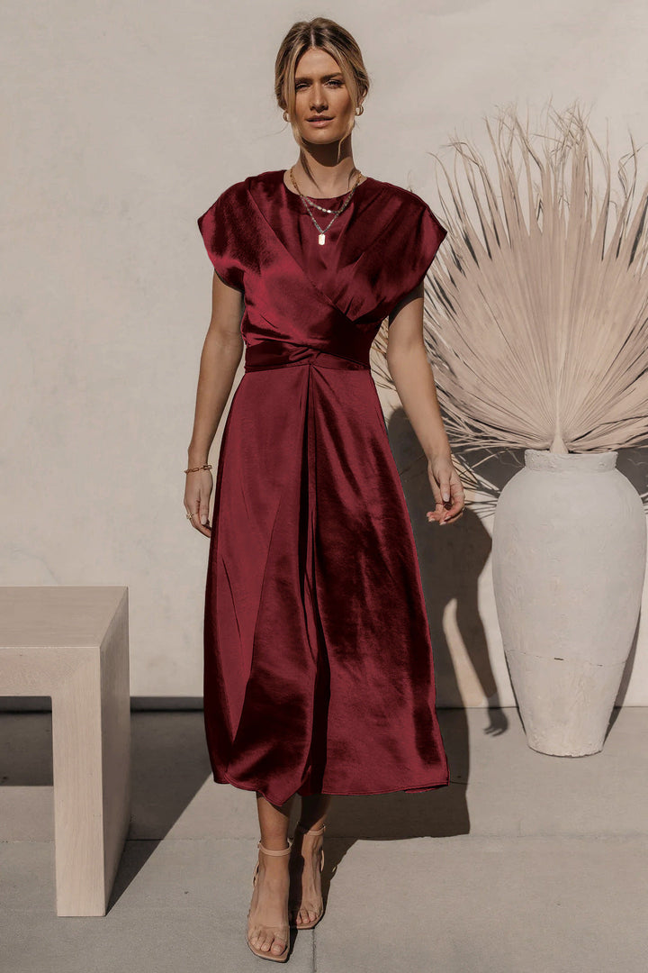 Dames elegante midi jurk met V-hals en tailleaccent, een veelzijdige optie voor chique damesmode.