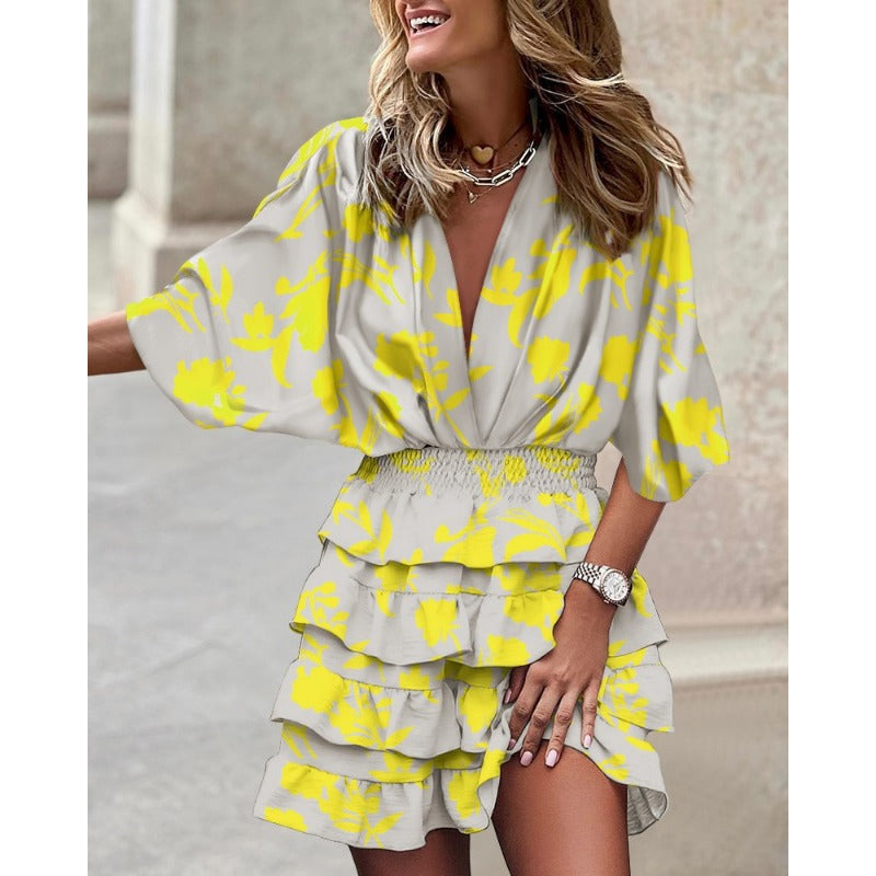 Comfortabele casual dames zomerjurk met diepe V-hals, ruime vleermuismouwen en trendy ruches details.