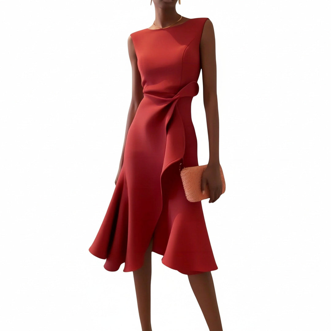 Elegante dames midi jurk, mouwloos, met chique draperingen en asymmetrische zoom. Perfect voor feesten.