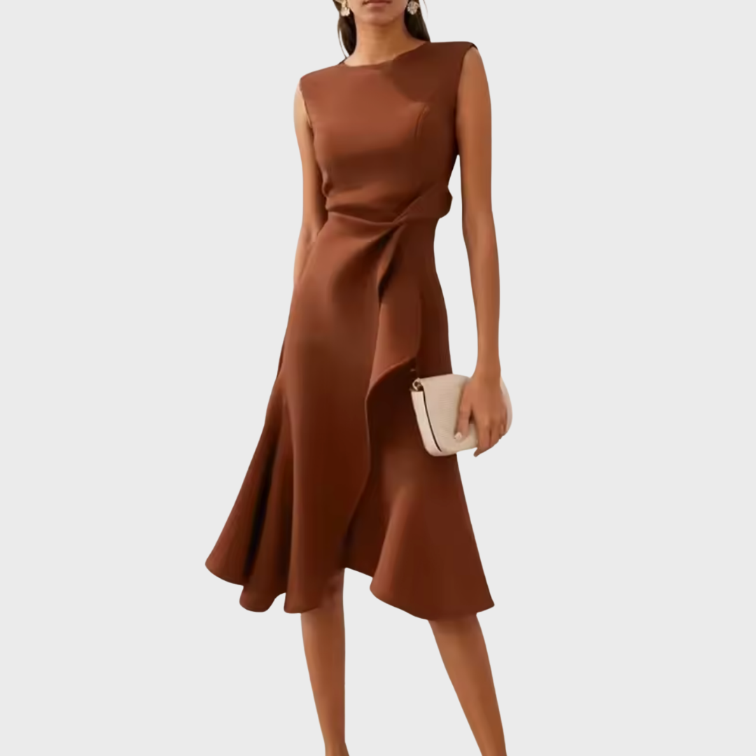 Bruilofts- of avondjurk voor vrouwen: mouwloos, gedrapeerd en met een modieuze asymmetrische zoom. Zeer chic.