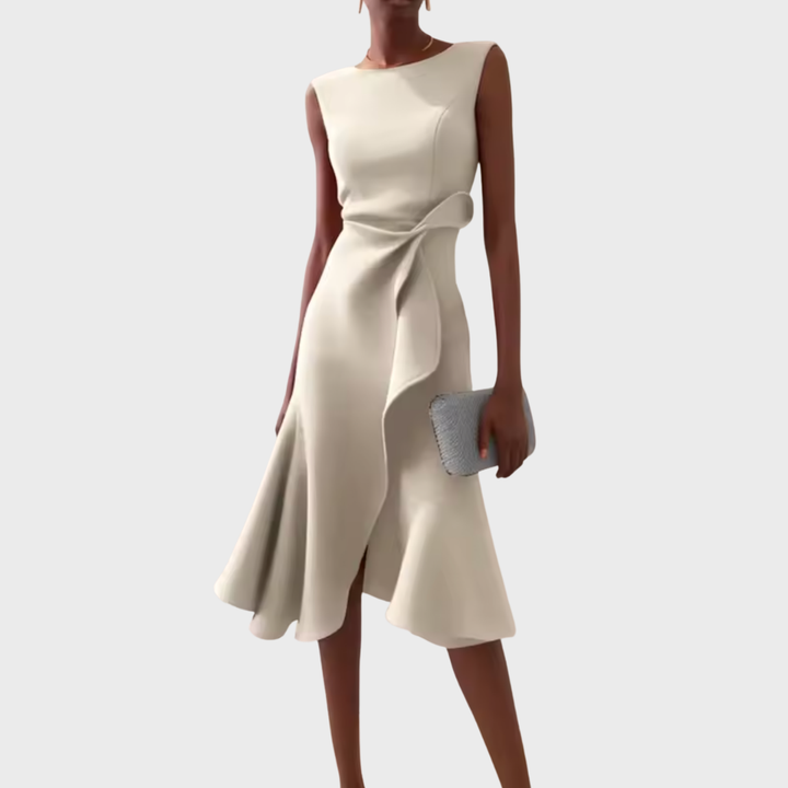Vrouwelijke mouwloze midi jurk, ideaal als cocktailjurk. Kenmerkend: asymmetrische zoom en sierlijke draperie.