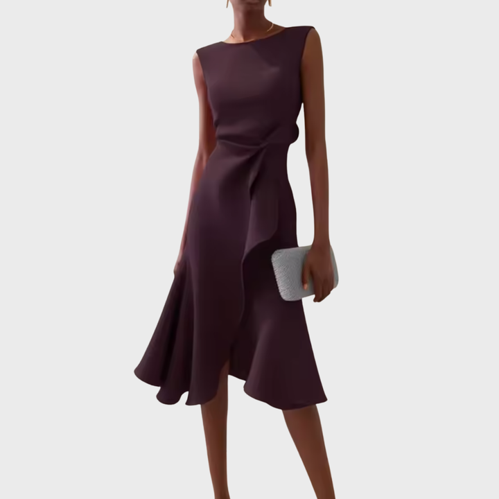 Gedrapeerde dames midi jurk met mouwloos design en asymmetrische volantzoom, gepresenteerd op een paspop.