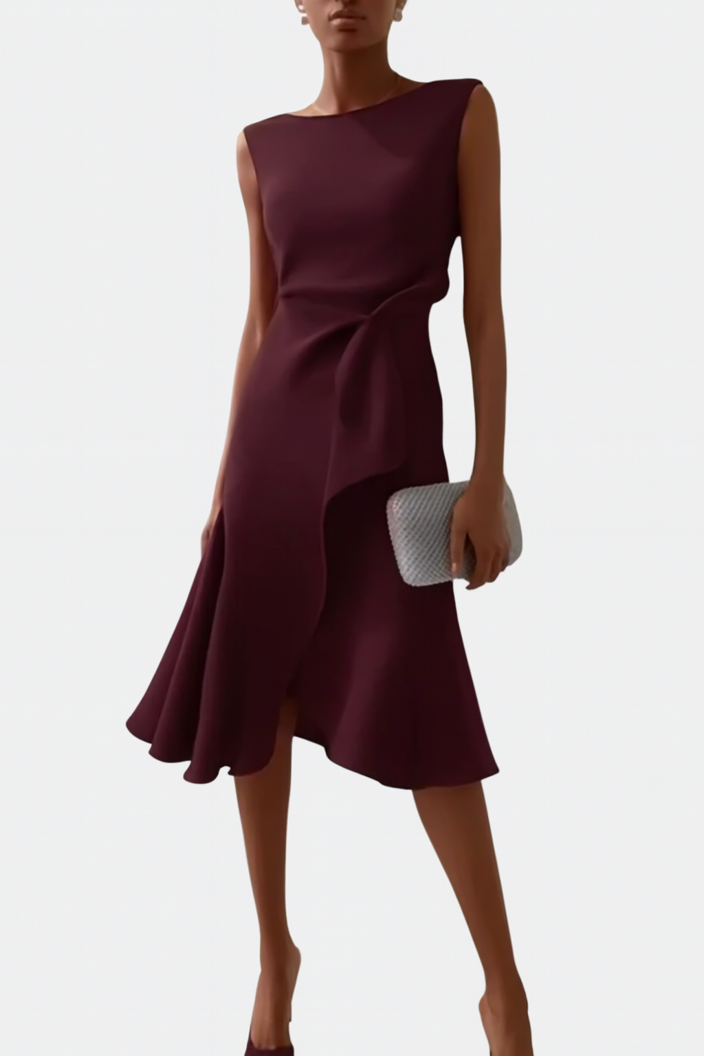 Deze elegante damesjurk combineert een ronde hals met dramatische draperingen en een asymmetrische midi zoom.