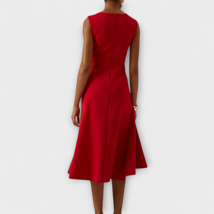 Chique mouwloze midi jurk voor dames, met elegante draperieën en een opvallende asymmetrische zoom. Feestklaar.
