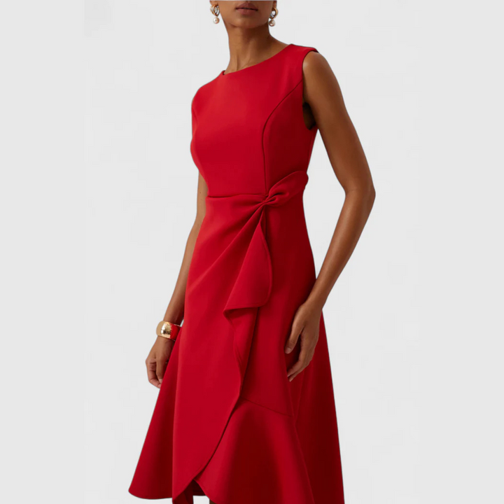 Elegante avondjurk dames, mouwloos, gedrapeerd en met opvallende asymmetrische zoom. Stijlvol en modern.