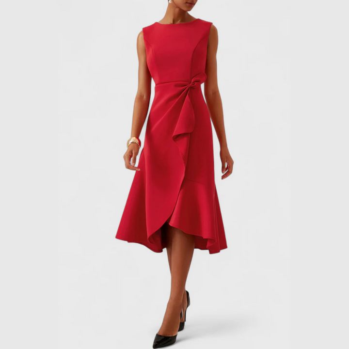 Een moderne dames zomerjurk: mouwloos, comfortabel met fijne draperingen en een speelse asymmetrische zoom.