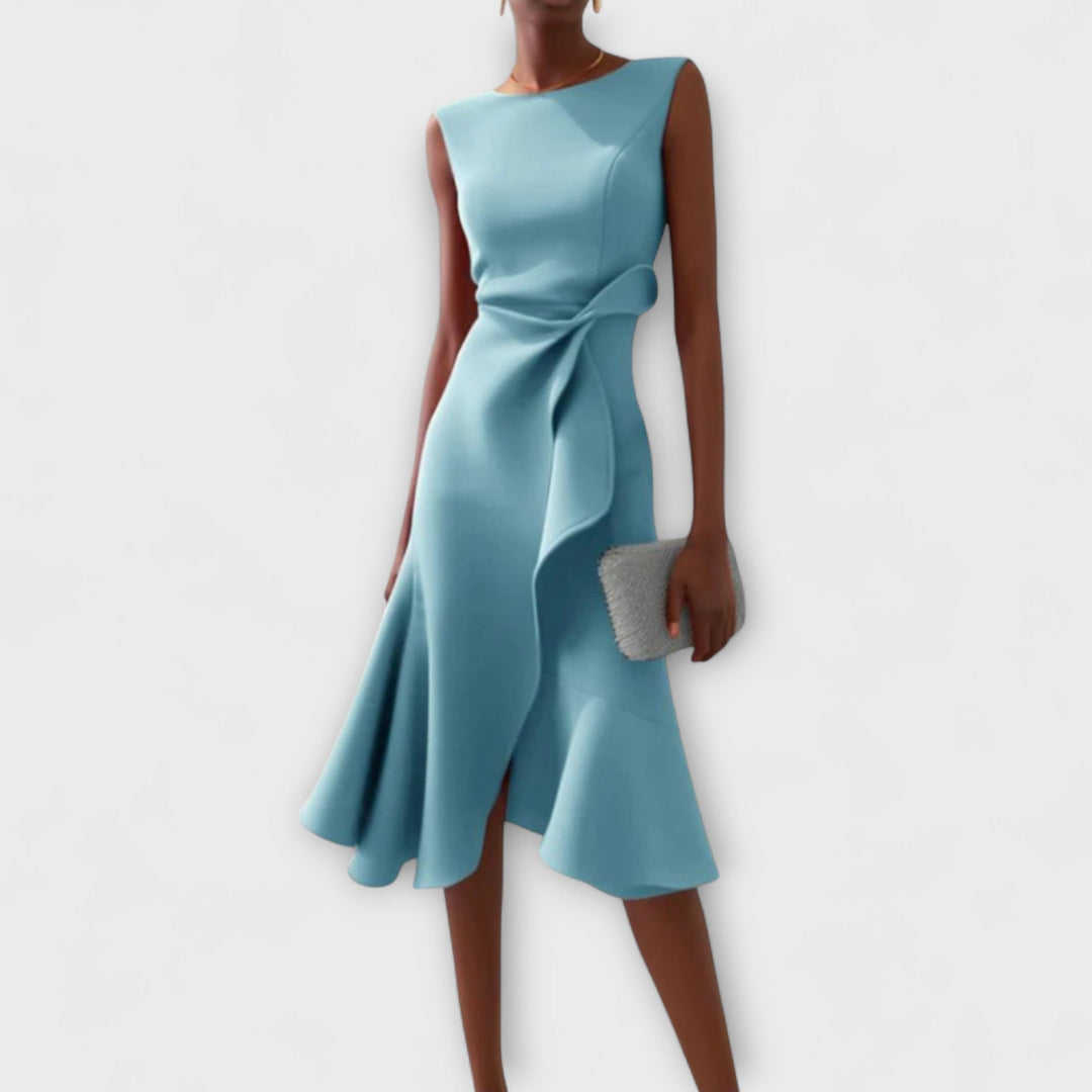 Detail van de verfijnde draperingen op deze elegante dames midi jurk. Ideaal voor speciale gelegenheden.