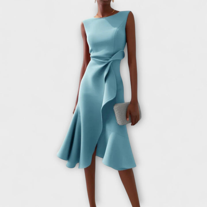 Detail van de verfijnde draperingen op deze elegante dames midi jurk. Ideaal voor speciale gelegenheden.