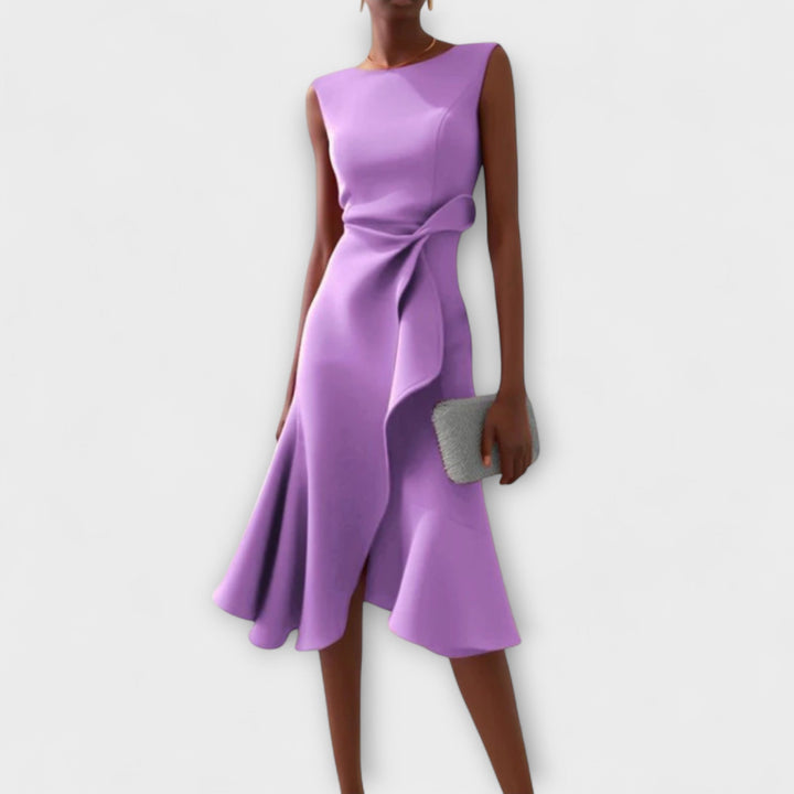 Close-up van de asymmetrische zoom met volant, een kenmerk van deze unieke mouwloze dames midi jurk.