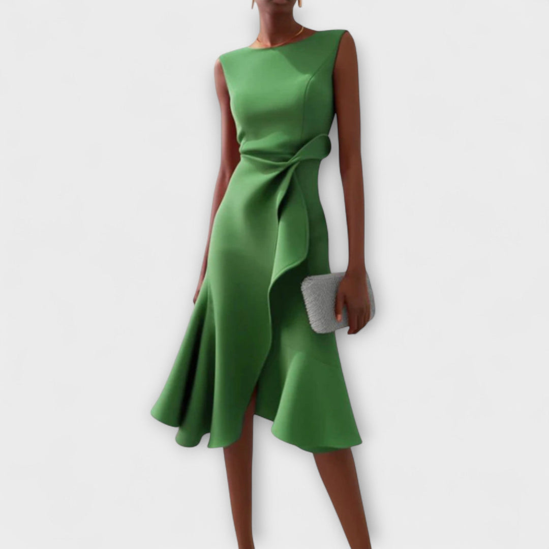Dames feestjurk met een vloeiend silhouet, gedrapeerd detail en asymmetrische zoom voor een moderne look.