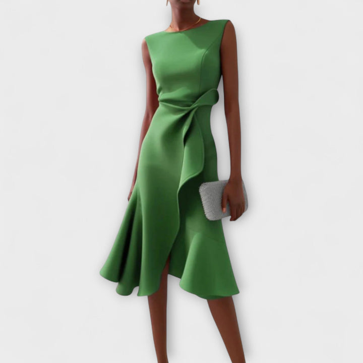 Dames feestjurk met een vloeiend silhouet, gedrapeerd detail en asymmetrische zoom voor een moderne look.