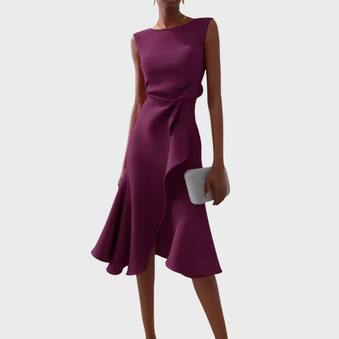Model toont elegante mouwloze midi jurk met asymmetrische zoom en delicate draperingen, perfect voor zomeravonden.