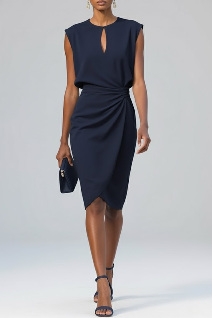 Close-up van een dames midi jurk met keyhole-hals, subtiele plooien en soepel vallende stof, perfect voor zomer.
