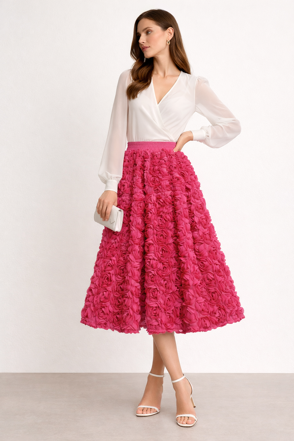Zwarte dames midi-rok met bloemen reliëf en hoge taille. Stijlvolle bloemenrok voor vrouwenmode.