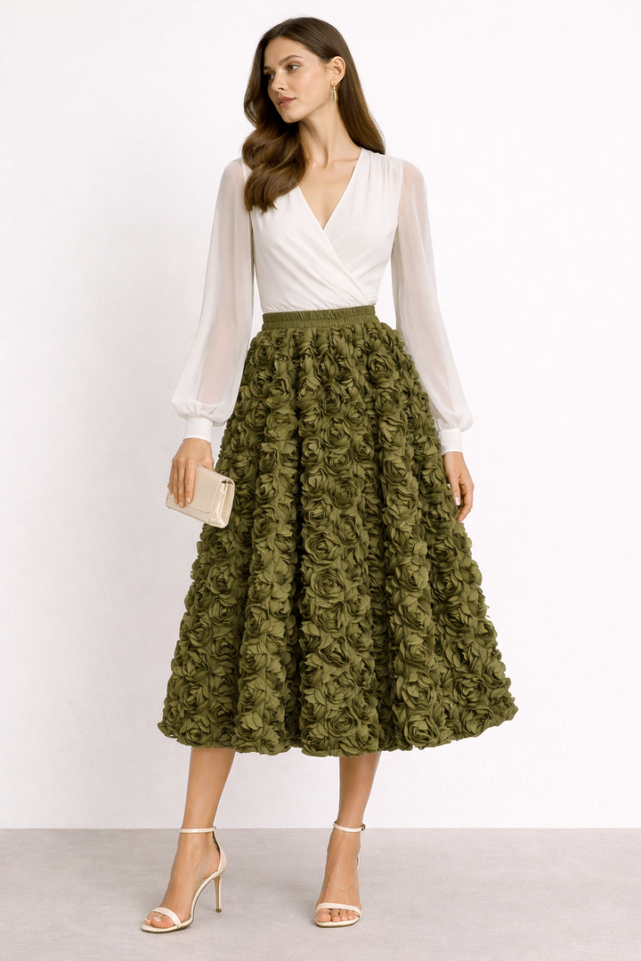 Groene damesrok met subtiel bloemen reliëf. Elegante midi-rok voor vrouwen, geschikt voor elke gelegenheid.