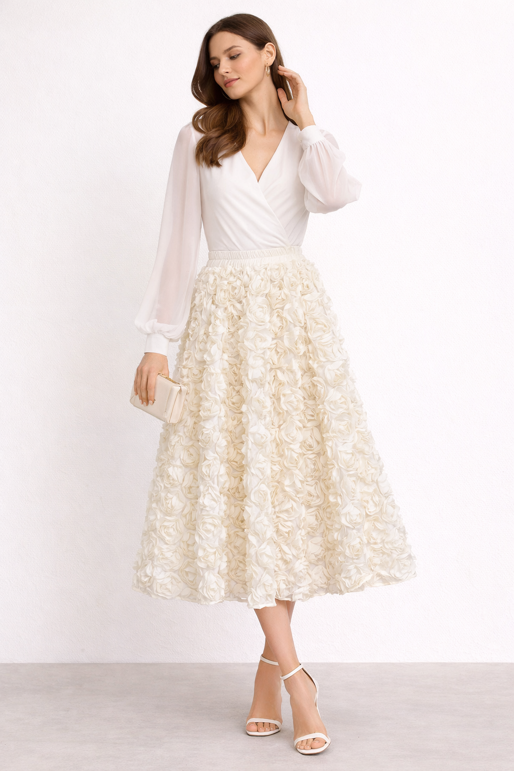 Beige midi-rok voor dames, met bloemen reliëf en comfortabele hoge taille. Veelzijdige damesrok.