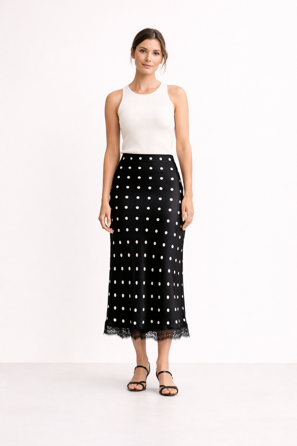 Elegante dames midi-rok met klassieke stippenprint en fijn kanten detail, perfect voor zomerse dagen.
