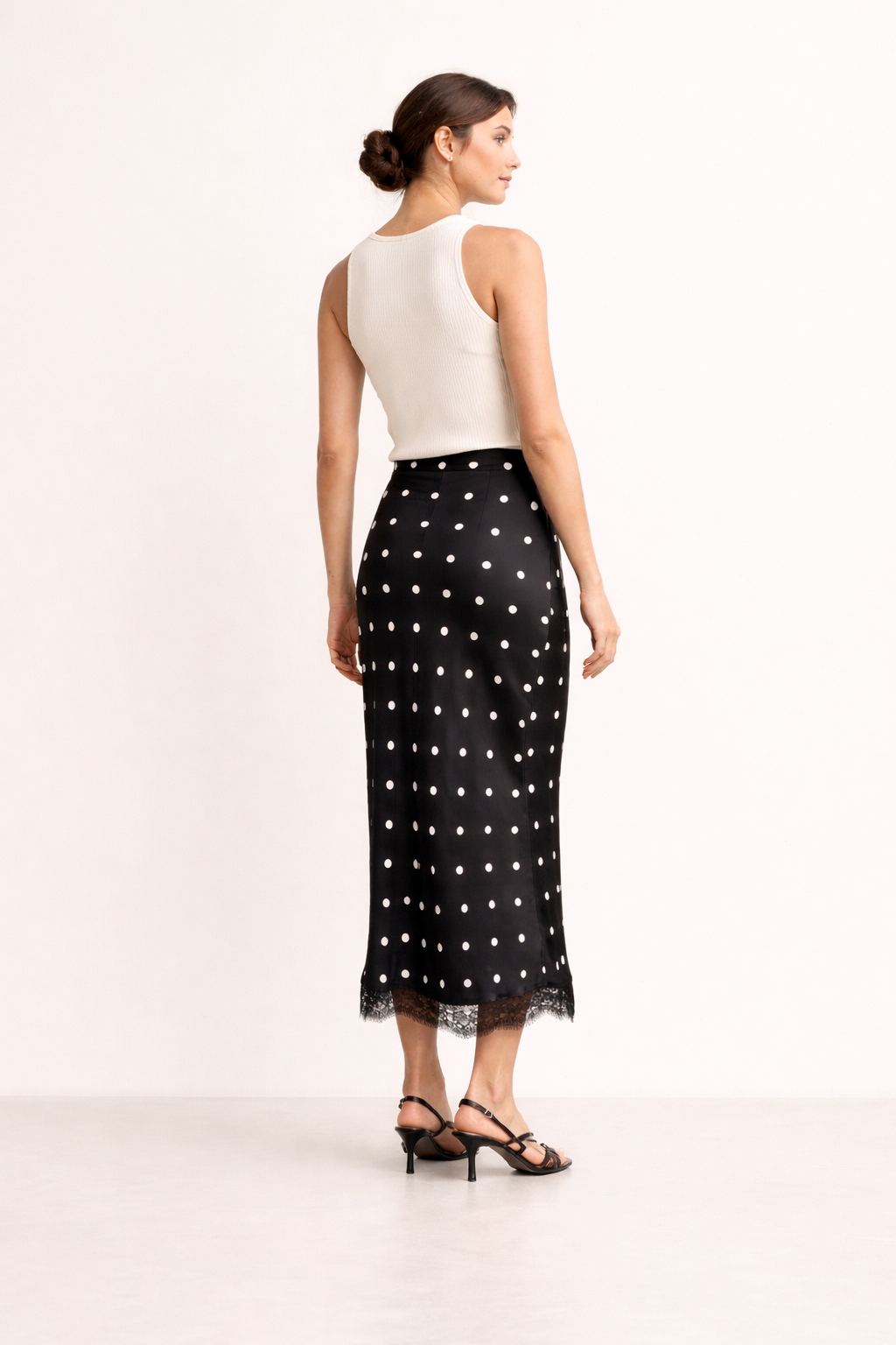 Veelzijdige dames midirok met polkadot print en elegant kantdetail, geschikt voor casual en formele zomeroutfits.