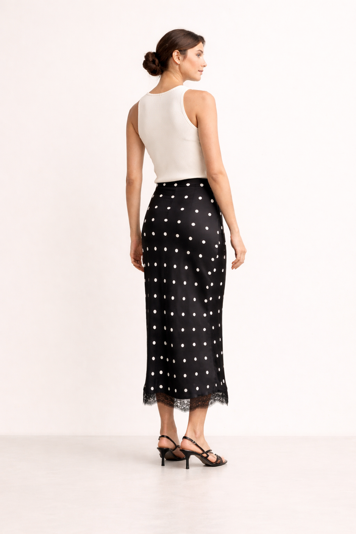 Veelzijdige dames midirok met polkadot print en elegant kantdetail, geschikt voor casual en formele zomeroutfits.