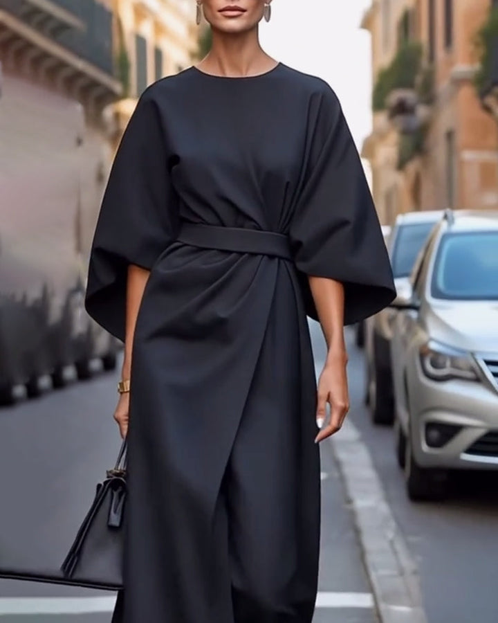 Comfortabele midi damesjurk met driekwart mouwen en chique riem, perfect voor een stijlvolle, luchtige zomerlook.