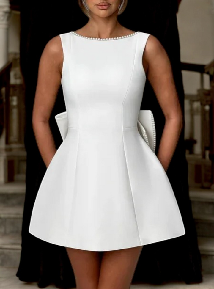 Trendy A-lijn dames mini jurk met vlinderdetail, geschikt als feestjurk en elegante zomerjurk.