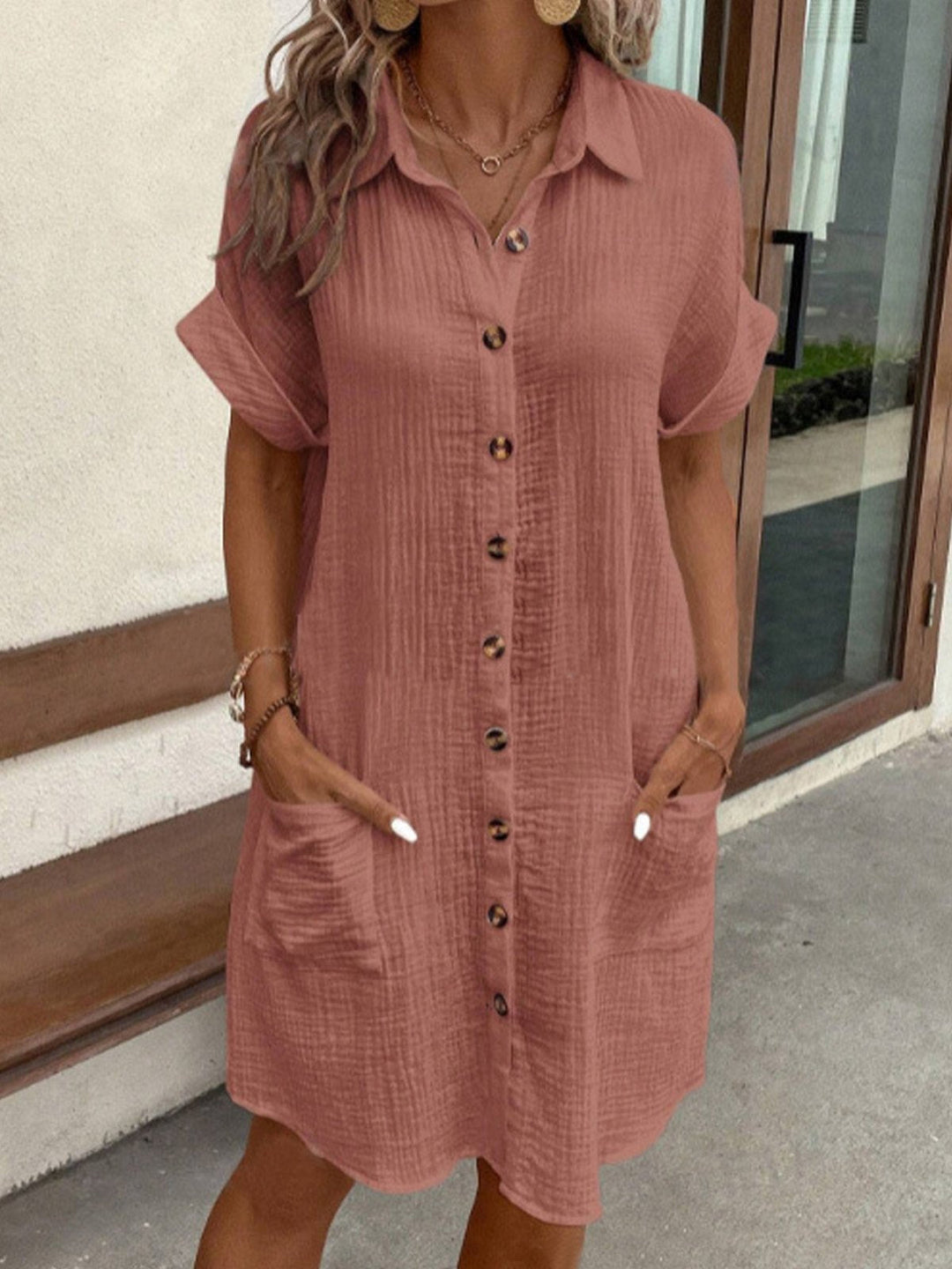 Zomerse dames mini jurk met kraag en zakken, voor een moeiteloos elegante en casual look. Perfecte vrouwenmode.