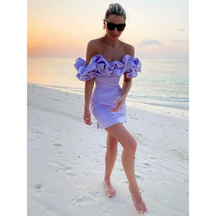 Elegante dames off-shoulder minijurk met ruches, perfect als trendy cocktail- of feestjurk voor de zomer.
