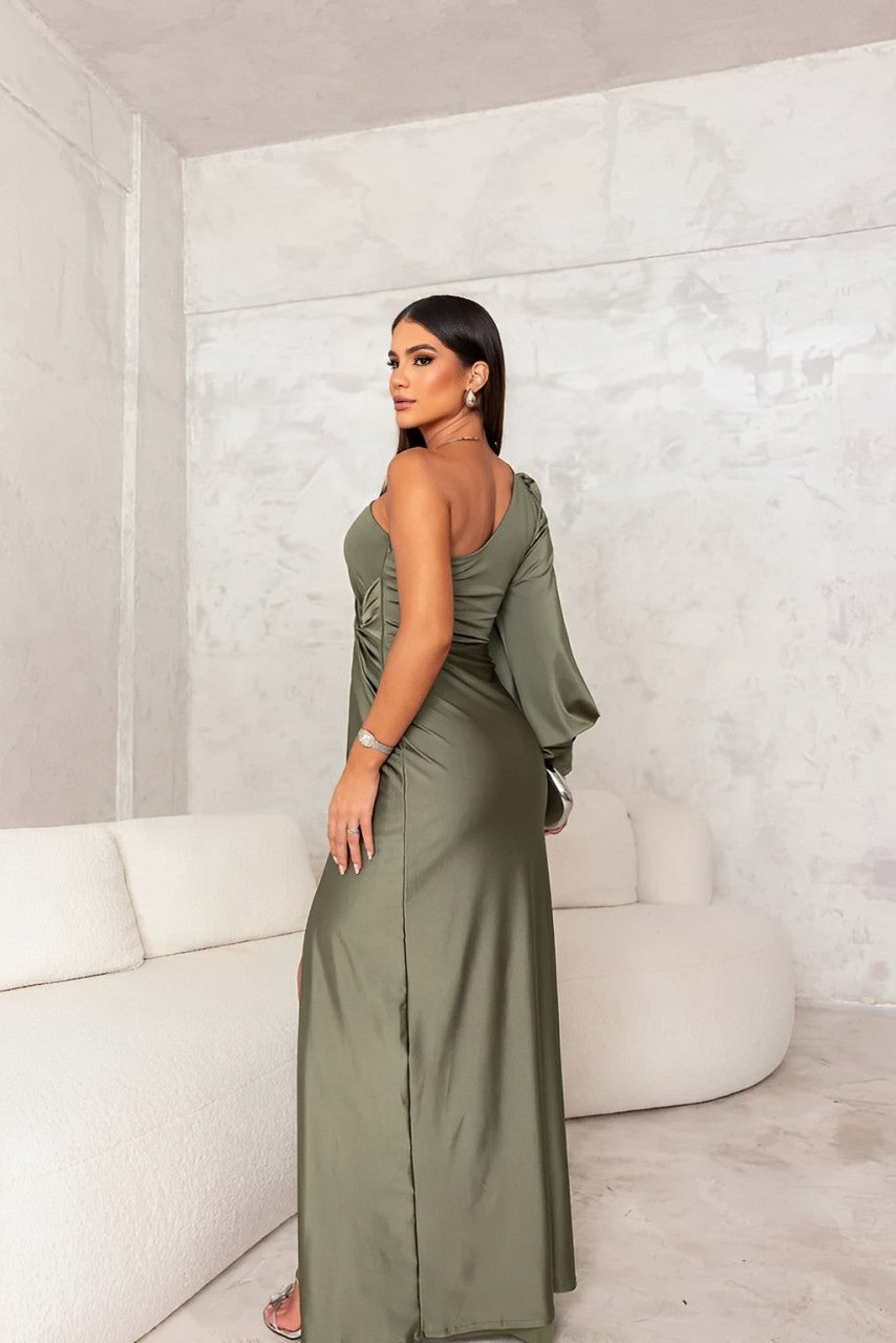 Achteraanzicht van de stijlvolle dames one-shoulder maxi jurk met gedrapeerde details.