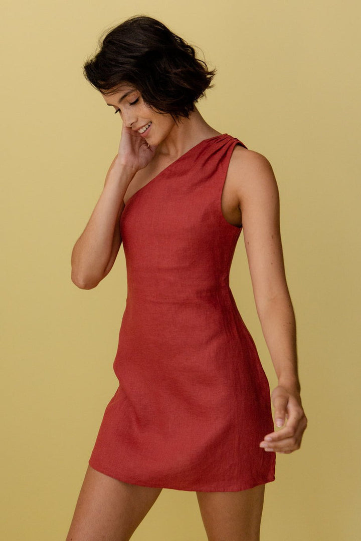 Chique one-shoulder zomerjurk voor vrouwen, een elegante keuze voor elke gelegenheid.
