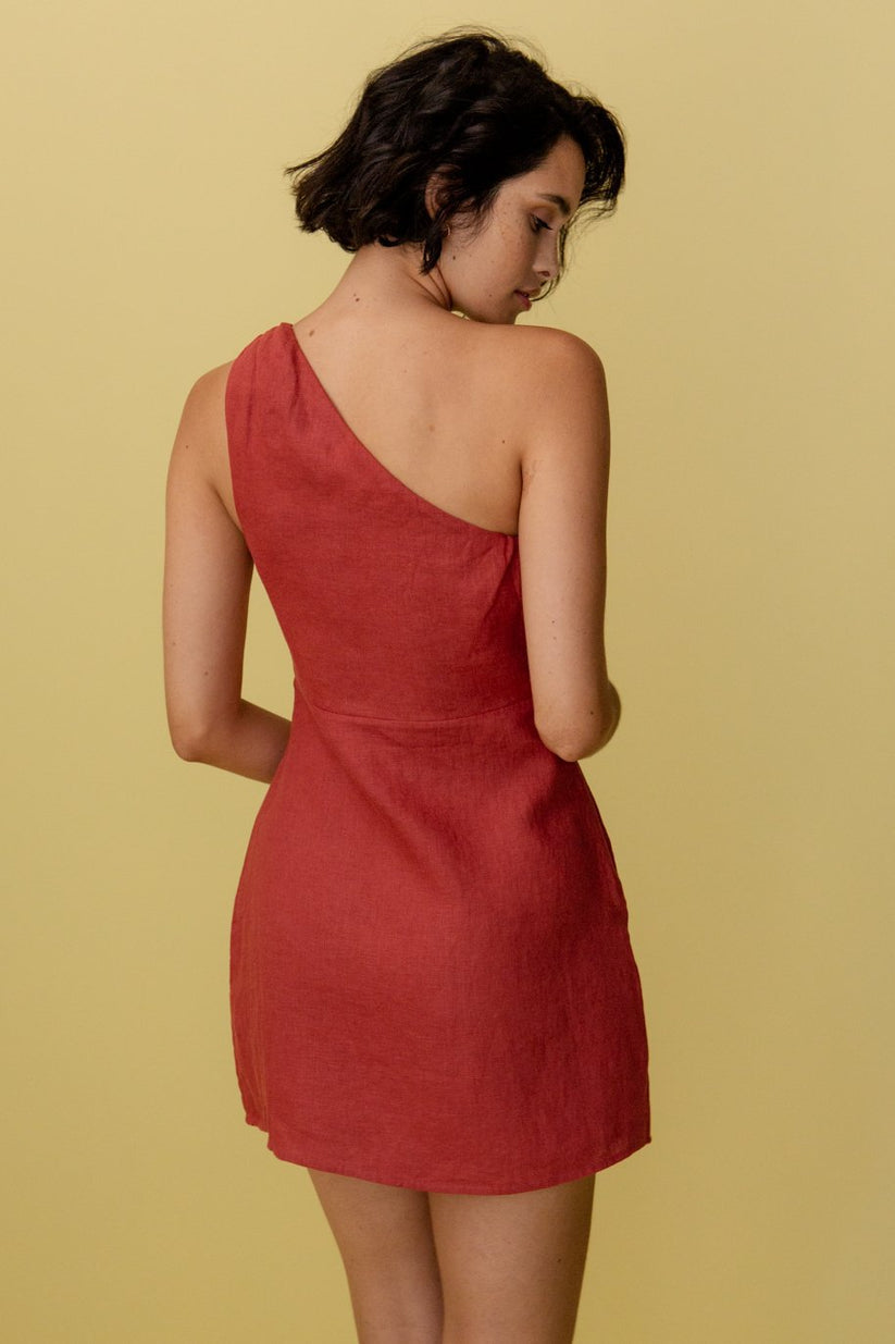 Comfortabele dames maxi jurk met unieke one-shoulder snit, perfect voor een casual zomerlook.