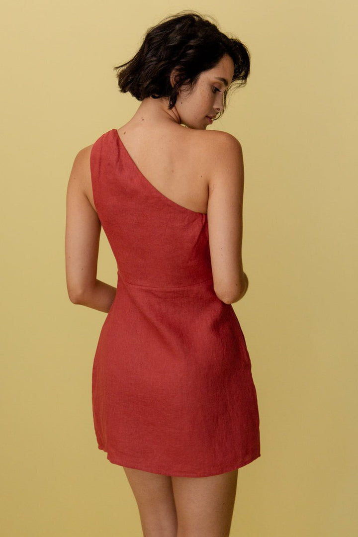 Comfortabele dames maxi jurk met unieke one-shoulder snit, perfect voor een casual zomerlook.