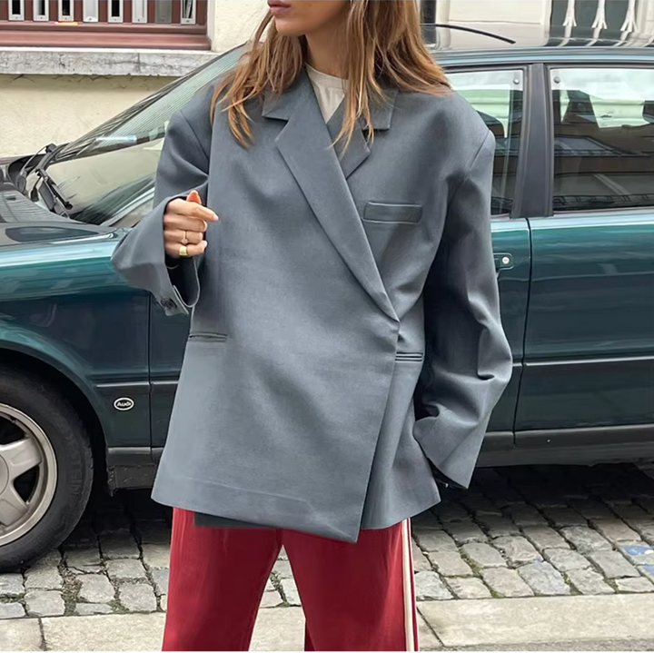 Moderne oversized damesblazer voor veelzijdige looks, van kantoor tot een trendy casual outfit.