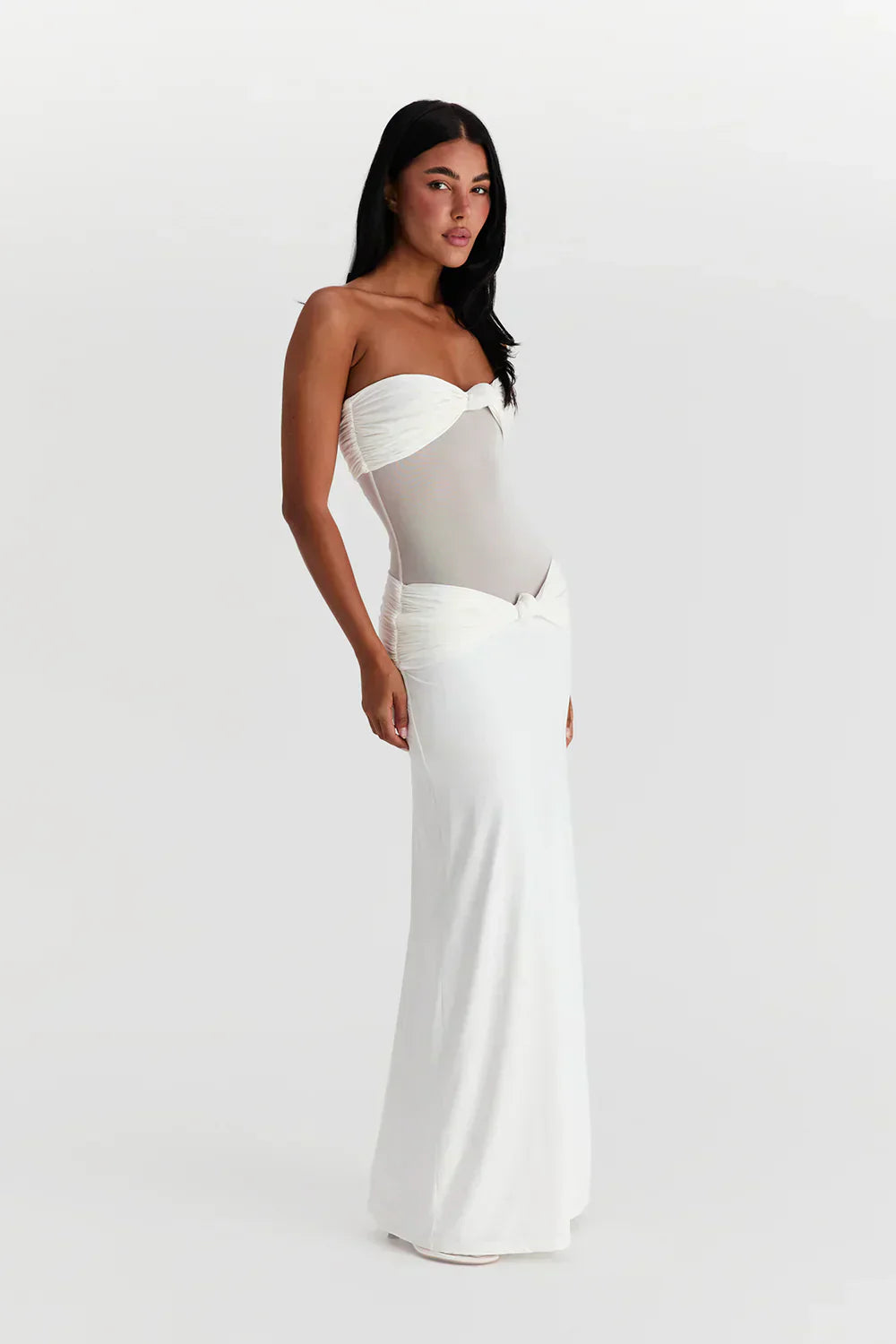Fijne plissé stof van deze dames maxi jurk. Elegant, als zomerjurk of cocktailjurk, met of zonder bandjes.