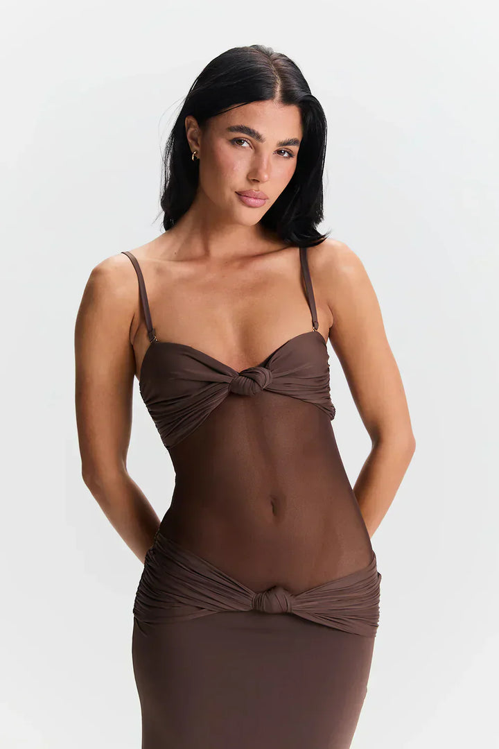 Achterkant van de elegante dames plissé maxi jurk. Kan strapless of met bandjes gedragen worden, voor feestjes.