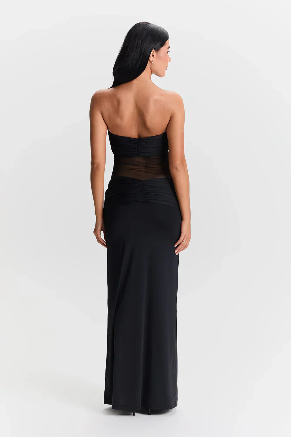 Stijlvolle dames plissé maxi jurk met accessoires, perfect voor avond of gelegenheid, strapless of met bandjes.