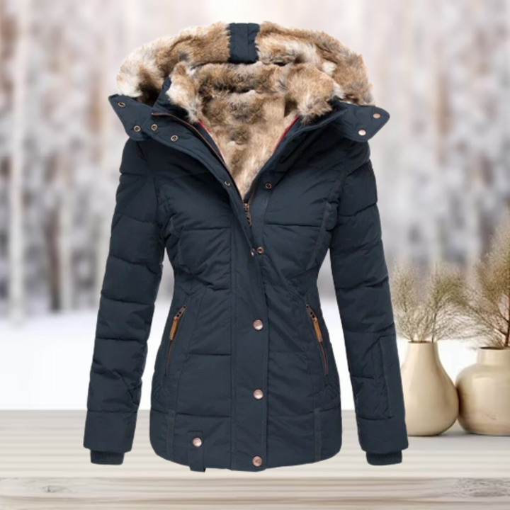 Detail van een warme puffer winterjas voor dames, met zachte textuur en comfortabele voering. Ideaal voor winterkleding.