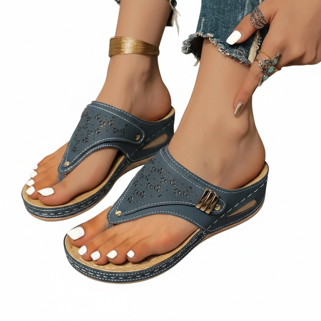 Elegante dames sandalen met sleehak en sierlijke uitgesneden details, perfect voor de zomer.