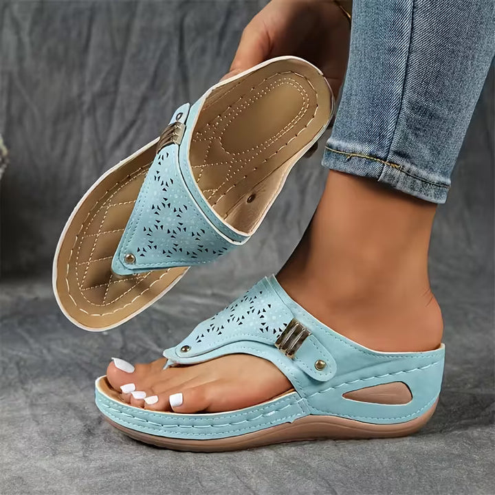 Lichte casual dames sandalen met sleehak, ideaal voor strandwandelingen of een ontspannen zomerse dag.