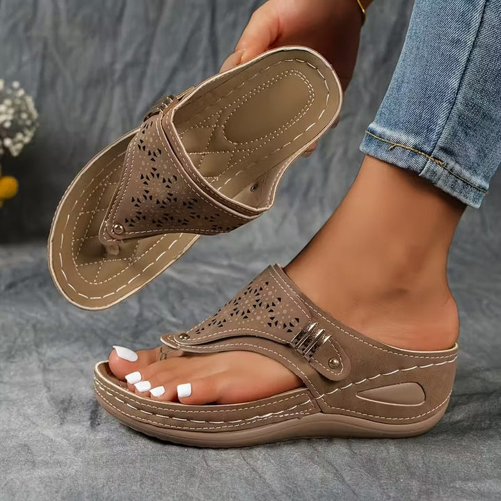 Stijlvolle dames sandalen met sleehak en elegante uitgesneden details, perfect bij elke zomeroutfit.