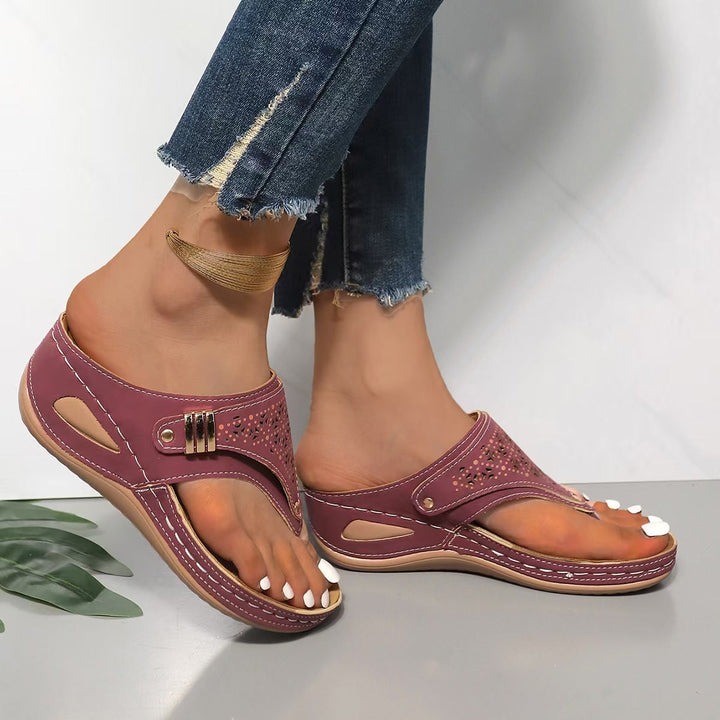 Comfortabele dames sandalen met stabiele sleehak, ideaal voor zomerse dagen en avonden.