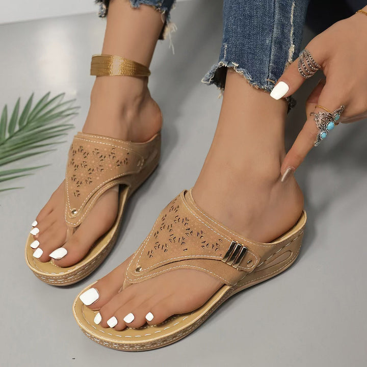 Trendy dames open teen sandalen met bohemian flair en subtiele uitgesneden patronen.