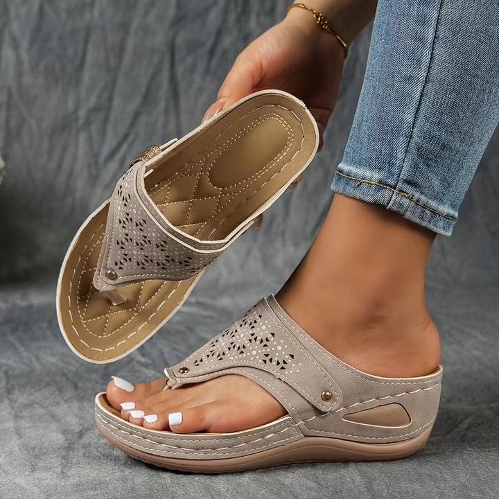 Bruine dames sandalen met sleehak, open teen en laser-cut uitgesneden details voor een chique touch.