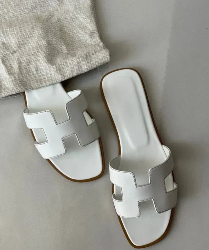 Elegante dames sandalen Noor met uniek H-design instapmodel. Perfecte platte zomersandalen voor comfort en stijl.