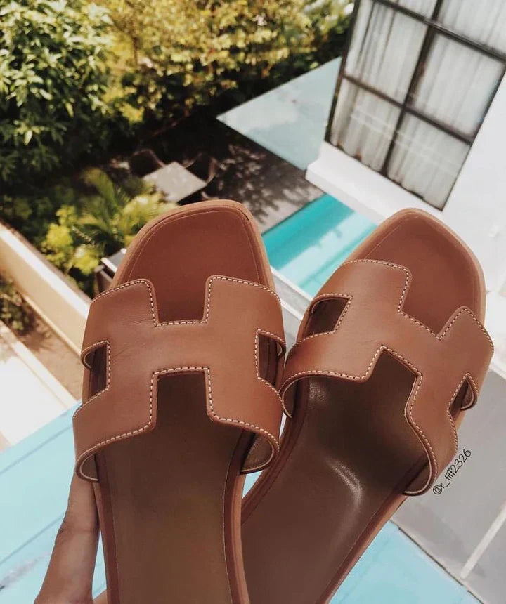 Comfortabele dames instap sandalen Noor. Moderne platte zomersandalen met H-design, ideaal voor strand en casual.