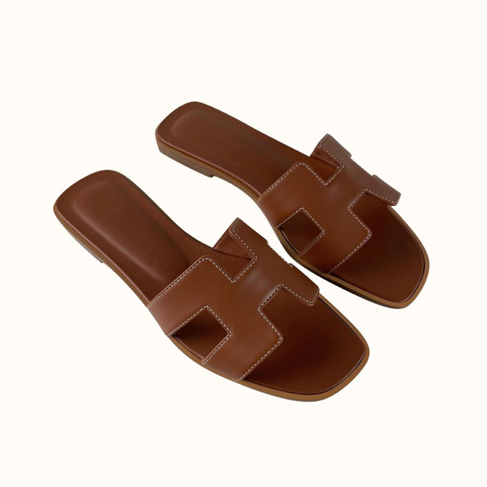 Dames sandalen Noor: stijlvolle H-design instappers in detail. Elegante, comfortabele schoenen voor een moderne zomerlook.